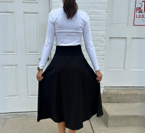 Tricot Chic - Front Zip Skirt in Black