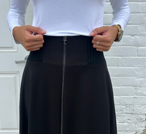 Tricot Chic - Front Zip Skirt in Black