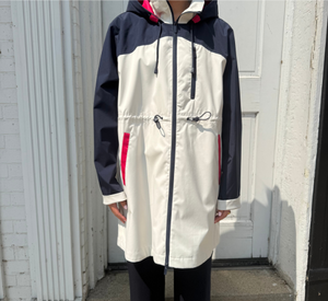 NIKKI JONES - Long Lightweight Raincoat with Hood in Navy and Pink