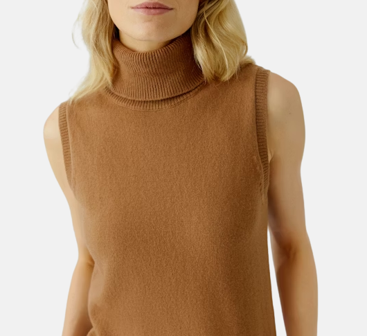 Oui - Knit Sleeveless Turtleneck Top in Camel