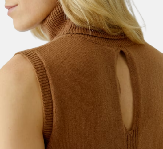 Oui - Knit Sleeveless Turtleneck Top in Camel